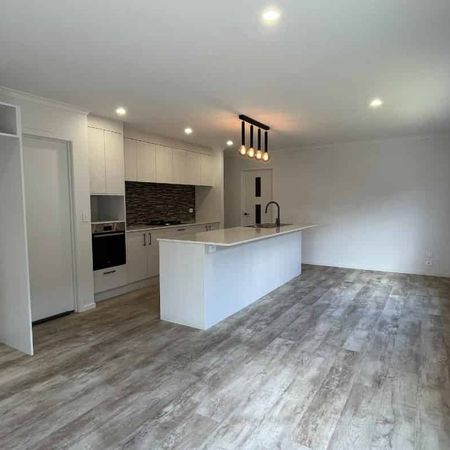 Practical 5 Bedroom Living - Photo 3