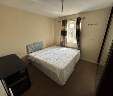 3 bedroom flat to rent - Photo 4