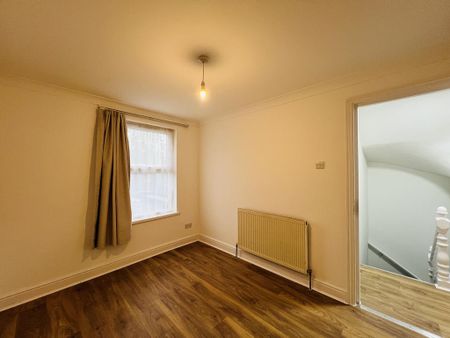 3 bedroom flat to rent - Photo 4