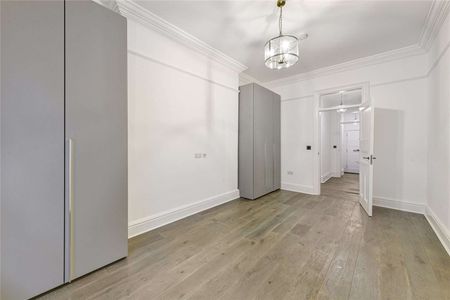 Beautifully refurbished 4 bedroom, 2 bathroom apartment, enviably located in the heart of Westminster. Situated in a beautiful mansion block with porter. - Photo 5