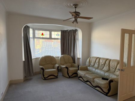 4 Bed Terraced House, Brook Road, IG2 - Photo 2