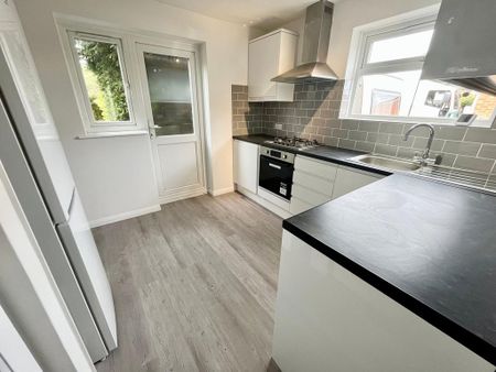 2 bedroom ground floor maisonette to rent - Photo 5