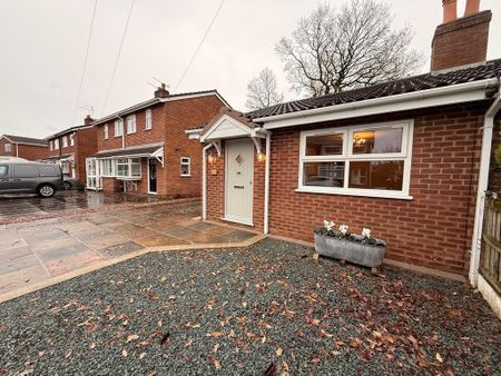 2 bedroom semi-detached bungalow to rent - Photo 3