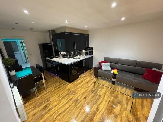 3 bedroom flat to rent - Photo 1