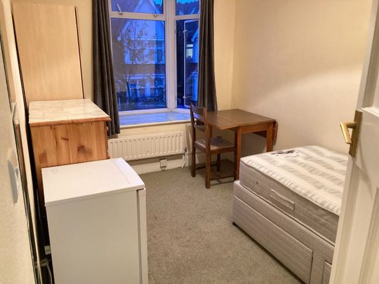 Room in a Shared House, Very Near Craven Avenue Area, W5 - Photo 1