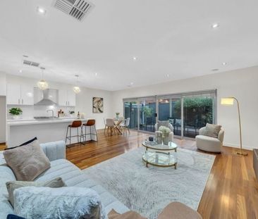 Stylish three bedroom residence, large and energy efficient - Photo 4