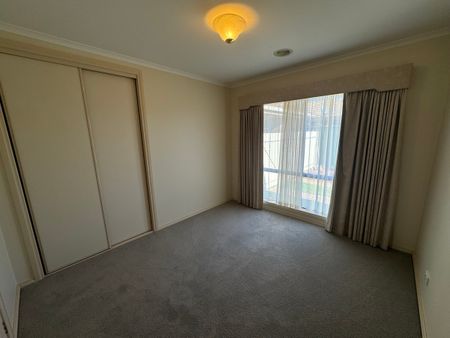 3 BEDROOM HOUSE IN SOUTH SHEPPARTON - Photo 3