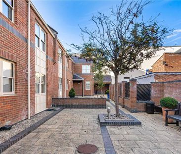 A first floor furnished flat in the heart of the bustling main stre... - Photo 5