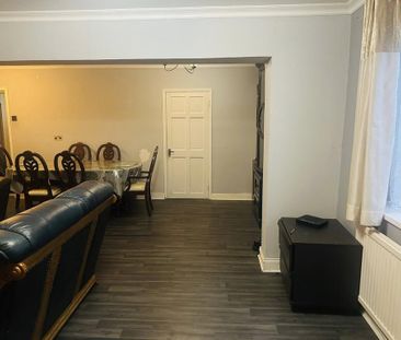 5 bedroom semi-detached house to rent - Photo 2