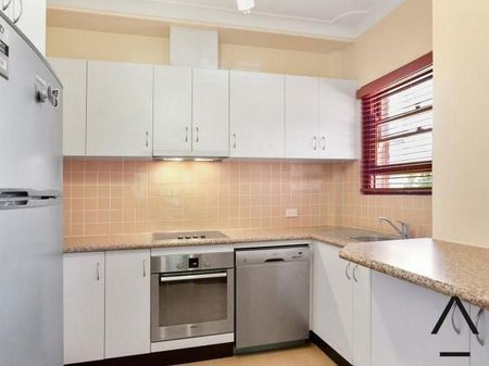 Beautiful, Spacious 2 bed apartment recently renovated top floor apartment is located in the centre of Ashfield - Photo 4