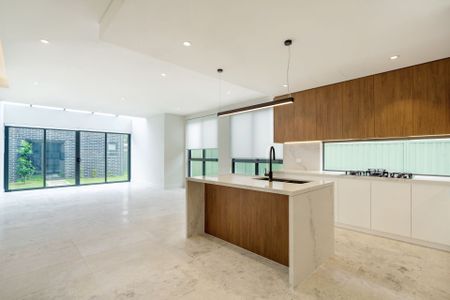 Near New 5 bedroom Luxury Duplex with Granny flat - Photo 4