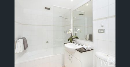 STYLISH BAUHAUS APARTMENT NEAR DARLING HARBOUR & THE CITY - Photo 4