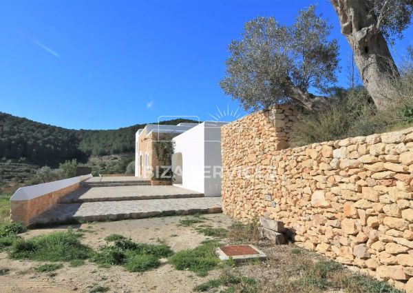 Authentic Finca with Pool in San Mateo, Ibiza for Rent