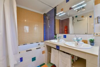 FOR RENT VILLA MORAIRA with 4 bedrooms for LONG TERM NEAR THE BEACH AND THE CITY