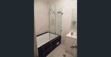 3 bedroom home with easy access to shops & schools. - Photo 2