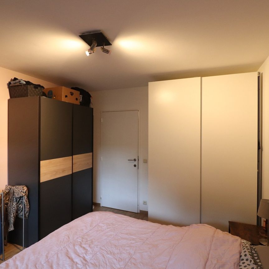 Een gerenoveerd appartement op de benedenverdieping rechts van de rechter ingang met terras en garage. - Photo 1