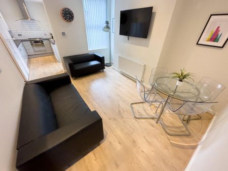 6 bedroom terraced house to rent - Photo 2