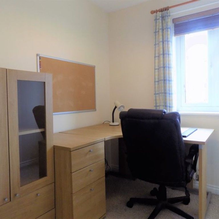 3 Bedroom End Terraced House - Photo 1