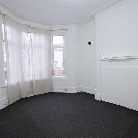 Eton Road, Ilford, IG1 - Photo 1