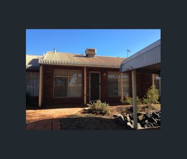 Comfortable 2 Bedroom Unit in Quiet Location - Photo 5