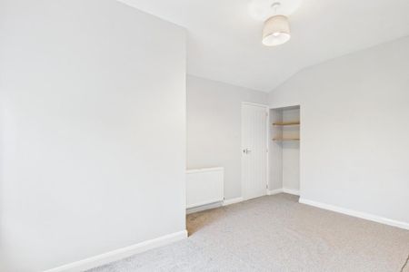 3 bedroom end of terrace house to rent - Photo 4