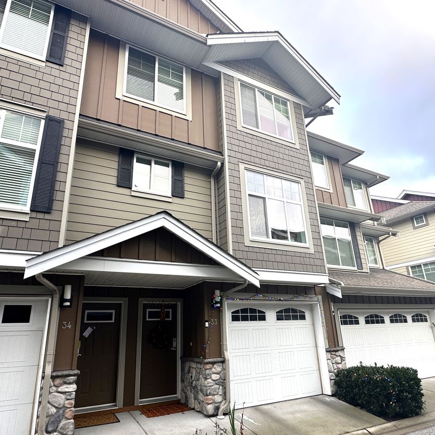 Elegant 3 Bed Townhouse With Tandem Garage & Storage – Prime South Surrey. - Photo 1