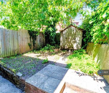 4 bedroom semi-detached house to rent - Photo 6