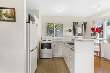 Charming 4BR Home in Mt. Roskill - Photo 2