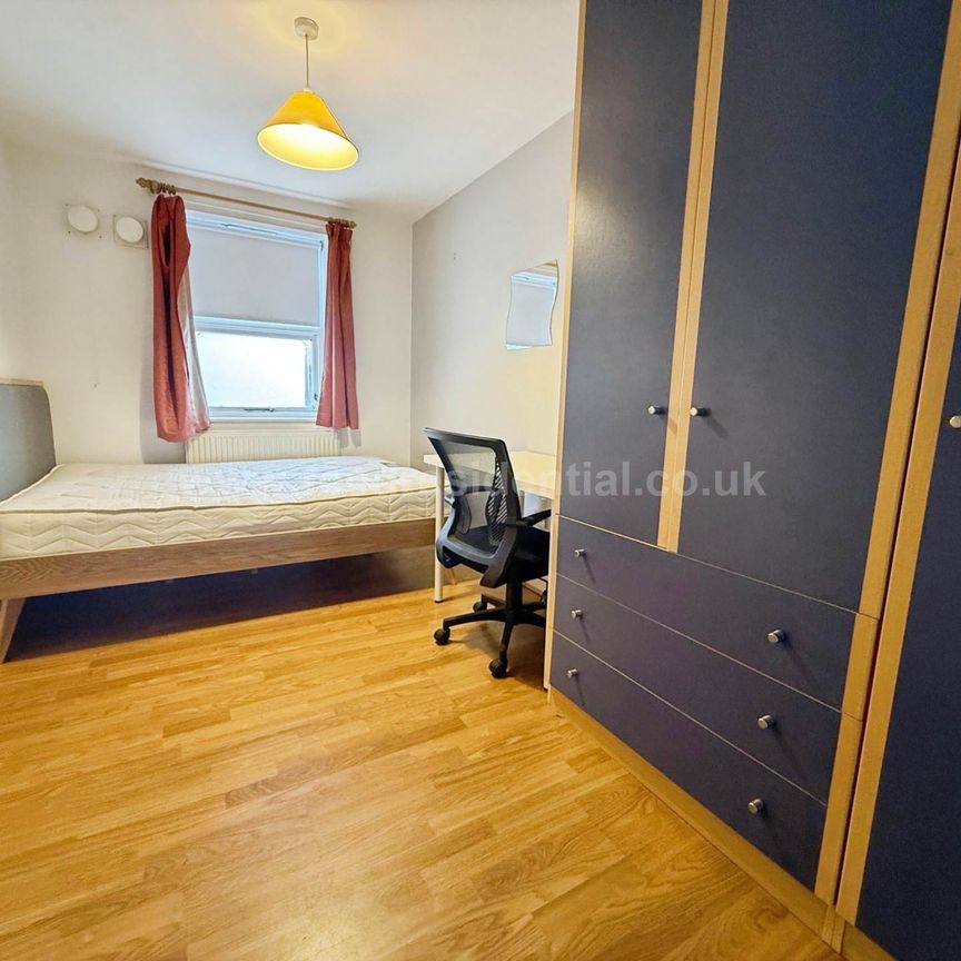 Castle Boulevard, Lenton, England - Photo 1