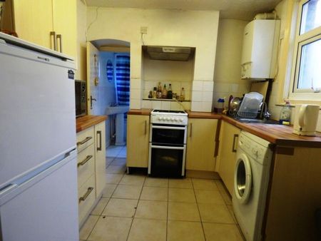 4 Bed - Garfield Road, Gillingham - Photo 3