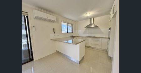 Spacious Apartment in Amazing Location - Stroll to James Street & the Beach!! - Photo 3