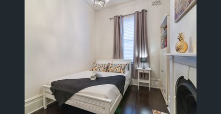 House with rear studio in peninsula-side setting - Photo 2