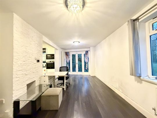 3 Bedroom House - Mid Terrace To Let - Photo 1