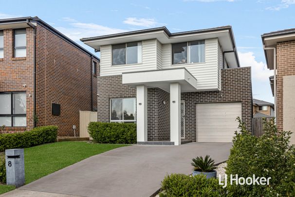 Stunning 4 Bedroom Home - Great Location! - Photo 1