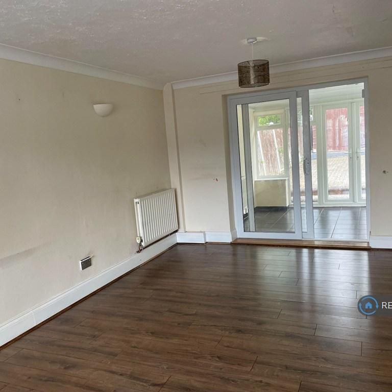 4 bedroom semi-detached house to rent - Photo 1