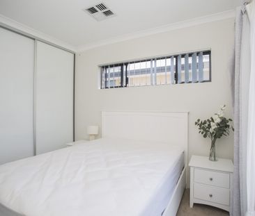 Modern family home with study nook and theatre room/4th bed - Photo 5