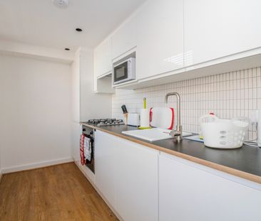 1 bed Studio - To Let - Photo 2