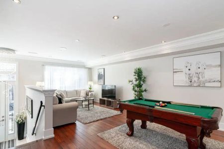 Danforth Village Toronto Furnished House Rental by Main and Danforth - Gorgeous 4 Bedroom Detached Home with 3 Levels, Attached Garage and Gourmet Kitchen - Photo 4