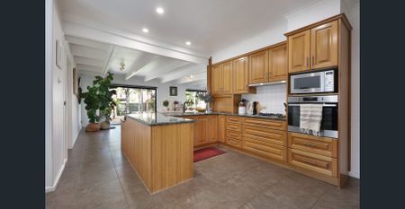 Spacious Family Entertainer! - Photo 3