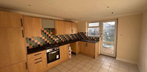 2 bedroom end of terrace house to rent - Photo 2