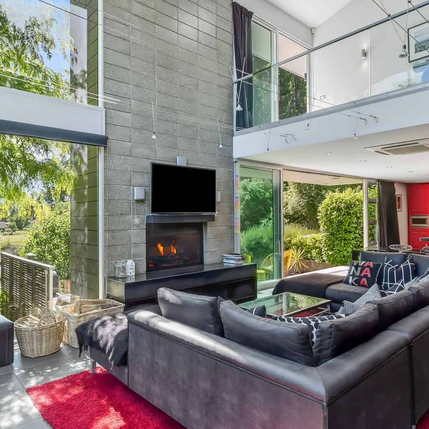 Architectural Masterpiece Overlooking the Lagoon - Photo 1