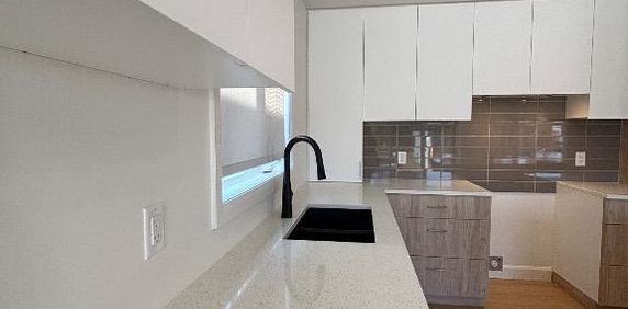 Appartement style Condo 4 1/2 PLUS OU 5 LUMINEUX - Photo 2