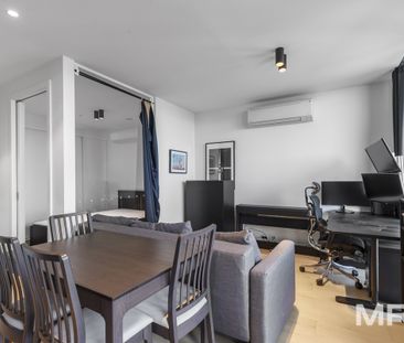 Modern living with city view - Photo 3