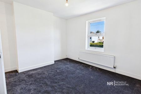 4 bedroom end of terrace house to rent - Photo 2