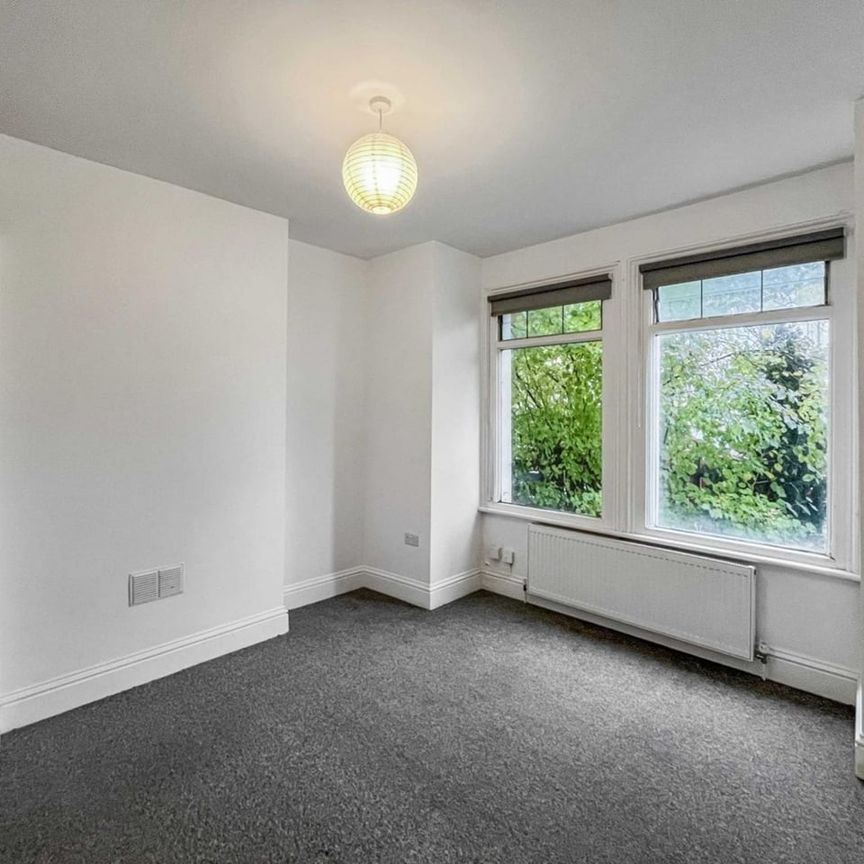 2 Bed Flat, Clarendon Road, SW19 - Photo 1