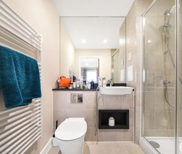 Frank Searle Passage London E17 - Photo 3