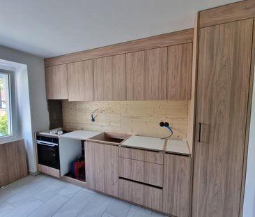 Appartement entièrement rénové de 4 pièces au 1er étage avec balcon... - Photo 2