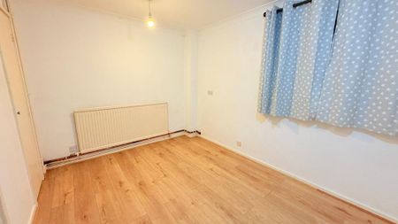 4 bedroom end of terrace house to rent - Photo 4