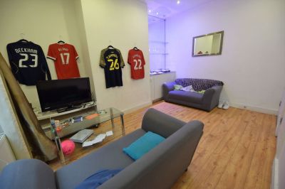 3 bedroom House in Harold Grove, Leeds - Photo 3