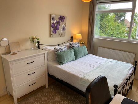 Room 2, 1 Windsor Close, GU2 7QU - Photo 2